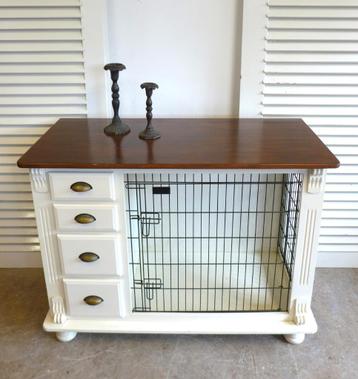  banquette blanche à tiroirs campagnarde, cage pour chien  disponible aux enchères