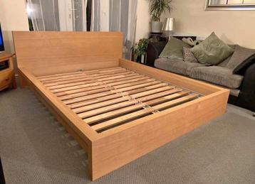 Lit Malm 160x200 cm avec sommiers et matelas Malevik disponible aux enchères