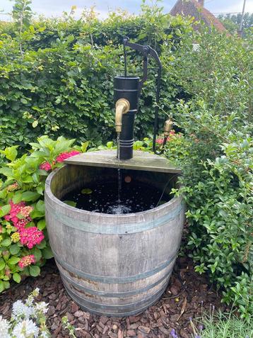 bassin à vin en chêne avec pompe à eau ancienne.