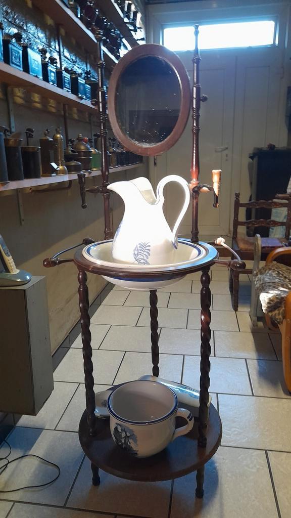 Wastafeltje, Antiek en Kunst, Antiek | Meubels | Tafels, Ophalen