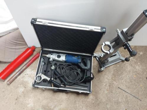 Carat A2211 diamantboormachine 2200w+ statief +boren, Doe-het-zelf en Bouw, Gereedschap | Boormachines, Zo goed als nieuw, Boormachine