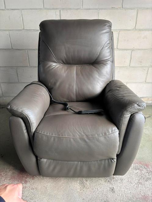 Elektrische relaxfauteuil met liftfunctie en lendesteun, Huis en Inrichting, Fauteuils, Zo goed als nieuw, Leer, Ophalen