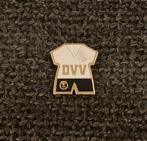 PIN - KSC LOKEREN - FOOTBALL SHIRT - VOETBAL - DVV, Verzenden, Gebruikt, Sport, Speldje of Pin