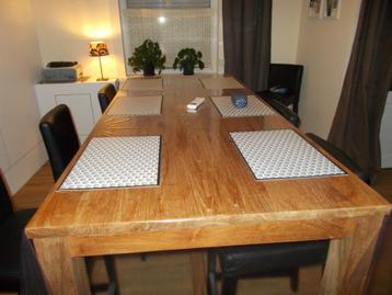 eettafel met stoelen beschikbaar voor biedingen