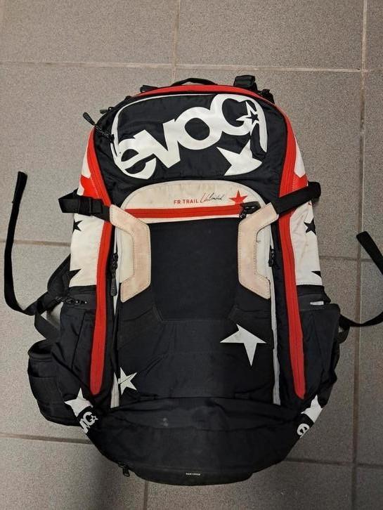 Evoc FR Trail Unlimited 20l Backpack with Protector, Sports & Fitness, Cyclisme, Enlèvement