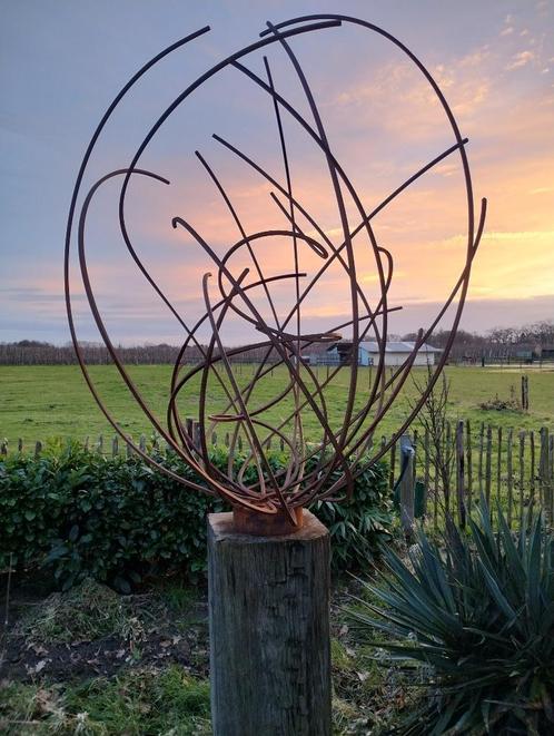 IJzeren kunstwerken op hardhouten sokkel, Tuin en Terras, Tuinbeelden, Nieuw, Abstract beeld, Metaal, Ophalen of Verzenden