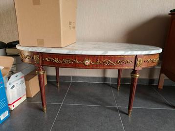Table basse ancienne avec incrustation en porcelaine 
