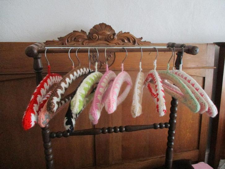 Lot van 15 stuks handgemaakte  Kleerhangers, Vêtements | Femmes, Cintres, Comme neuf, Enfants et Adultes, Enlèvement ou Envoi