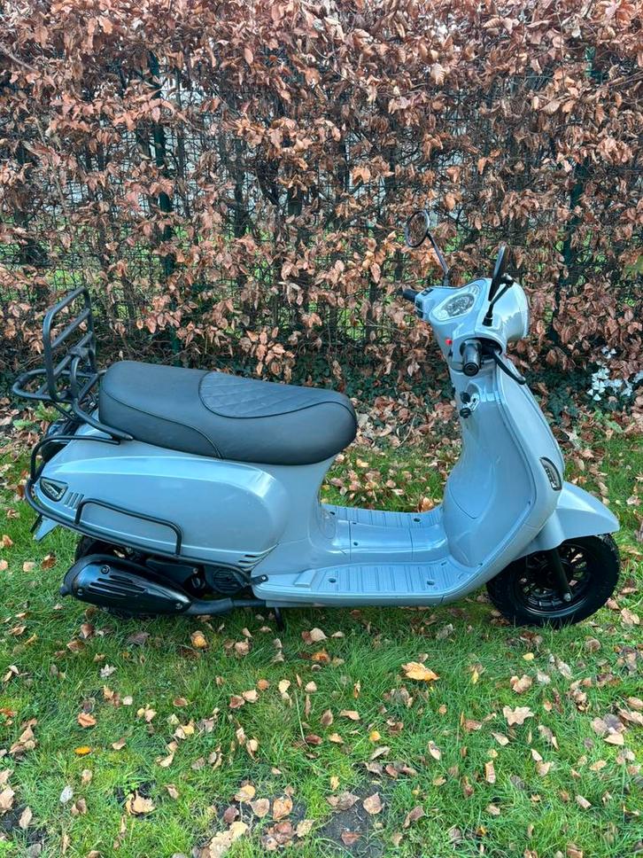 Btc riva + helm, Fietsen en Brommers, Scooters | Vespa, Zo goed als nieuw, Klasse B (45 km/u), Benzine, Ophalen