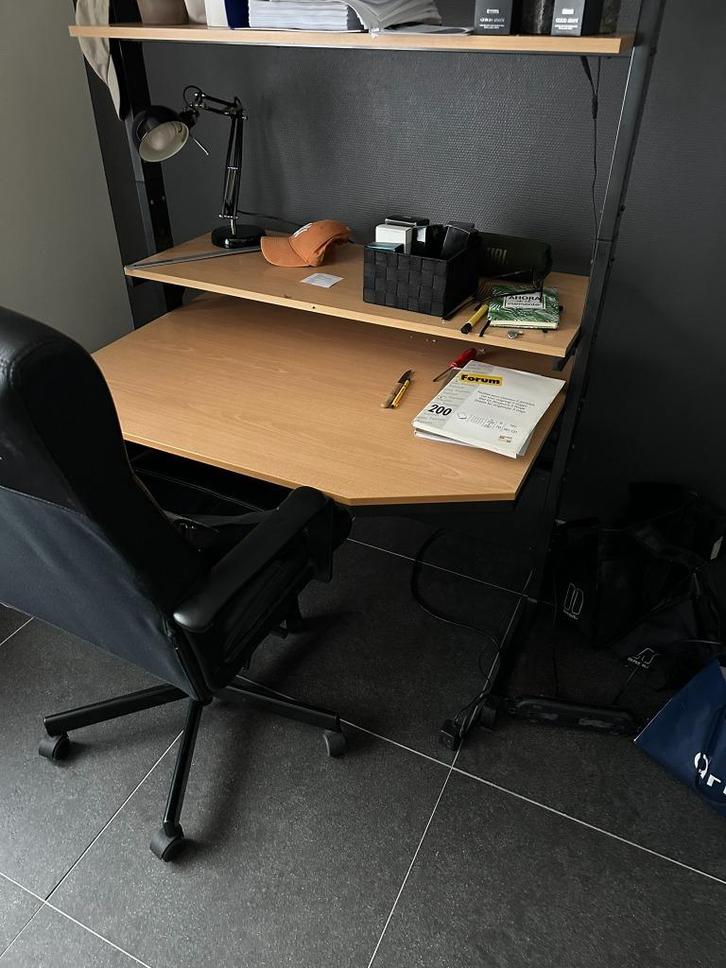Bureau met bureaustoel – praktisch en stevig, Huis en Inrichting, Bureaus, Gebruikt, Bureau, Ophalen
