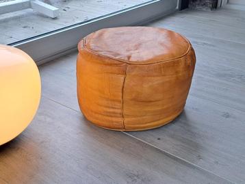 Vintage leren poef beschikbaar voor biedingen