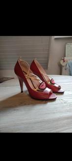 Gucci heels, Vêtements | Femmes, Chaussures, Gucci, Escarpins, Rouge, Enlèvement ou Envoi