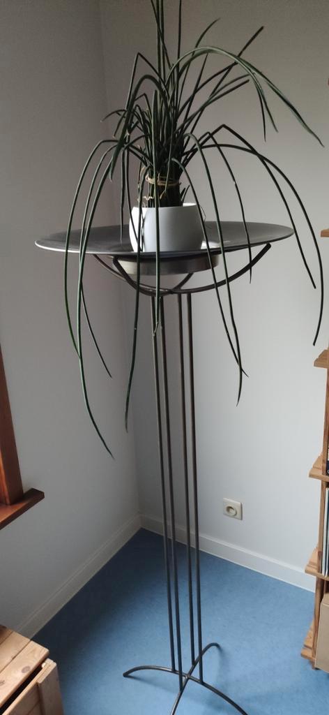 Decoratieve plantenstaander met metalen schaal, Huis en Inrichting, Woonaccessoires | Zuilen en Pilaren, Gebruikt, Ophalen