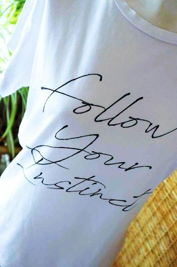 message T-shirt: follow your Instinct beschikbaar voor biedingen
