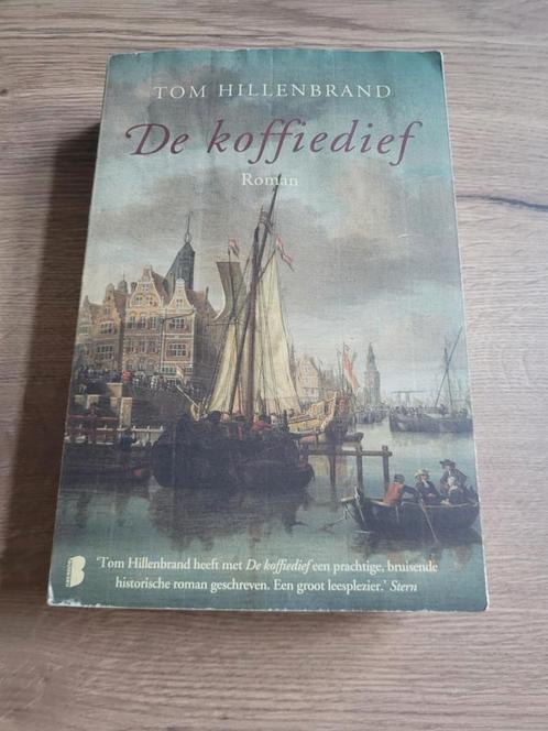Boek : De koffiedief / Tom Hillenbrand, Boeken, Historische romans, Zo goed als nieuw, Ophalen of Verzenden