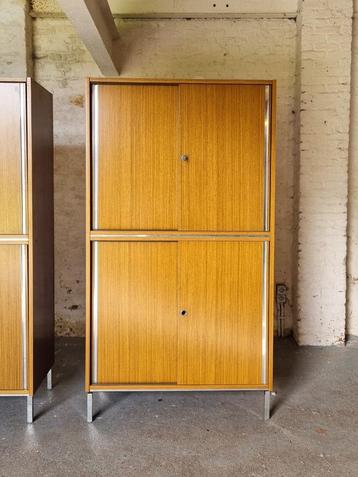 Vintage Kast met Schuifdeuren beschikbaar voor biedingen