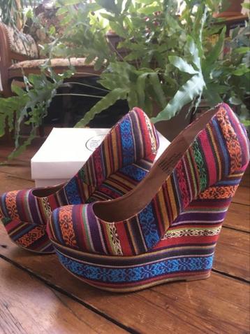 Multicolored heels beschikbaar voor biedingen