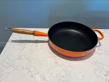 Poêle vulcanique Le Creuset 28 cm en très bon état, Enlèvement ou Envoi, Comme neuf, Poêle à frire ou Sauteuse, Plaque céramique
