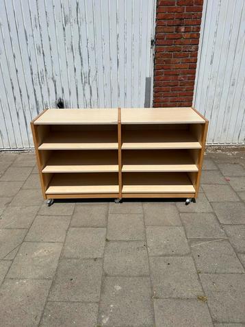 Schilte schoolkast op wieltjes beschikbaar voor biedingen