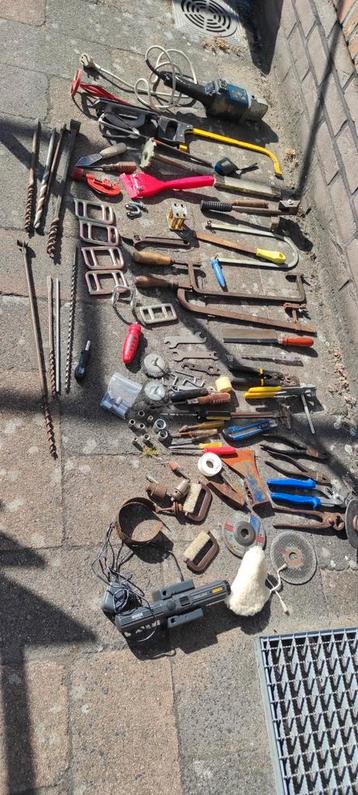 Des outils, une boîte à bananes pleine, toutes sortes de cho, Enlèvement ou Envoi, Comme neuf