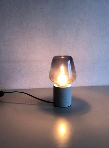 Tafellamp met smokey glas beschikbaar voor biedingen