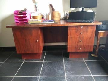 vintage ruime roodhouten bureau jaren 60 beschikbaar voor biedingen