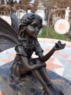 ZITTENDE FEE MET BRONZEN VLINDER OP SOKKEL, Ophalen of Verzenden, Brons