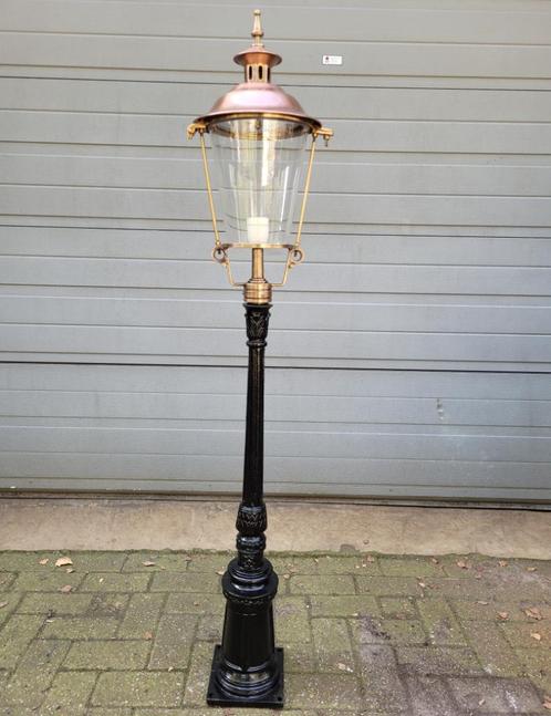 Klassiek monumentale lantaarnpaal met koperen lamp gietijzer, Antiek en Kunst, Antiek | Verlichting, Ophalen of Verzenden