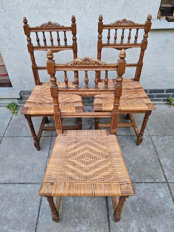 3 Oude stoelen met rieten bedekking. beschikbaar voor biedingen