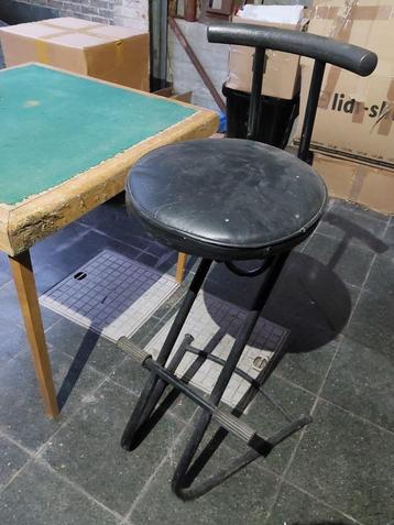 2 hoge stoelen beschikbaar voor biedingen