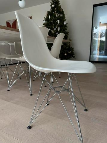 6 Vitra Eames stoelen  beschikbaar voor biedingen