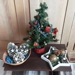 Kerstboompje + Kerst installatie met dennenappels, Diversen, Ophalen of Verzenden