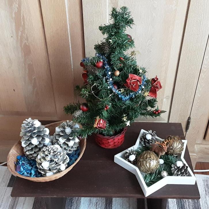 Kerstboompje + Kerst installatie met dennenappels, Diversen, Kerst, Ophalen of Verzenden