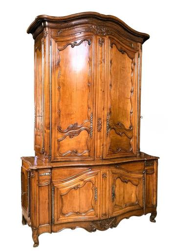 Uitzonderlijk Louis XV dressoir met 8 gebogen deuren beschikbaar voor biedingen