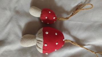 8 stoffen paddenstoelen om op te hangen beschikbaar voor biedingen
