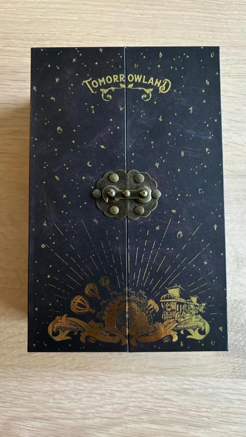 Tomorrowland 2017 - Amicorum Spectaculum - case met bandje, Verzamelen, Complete verzamelingen en Collecties, Ophalen of Verzenden