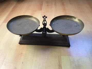 Oude weegschaal. Gietijzer met messing schalen., Enlèvement