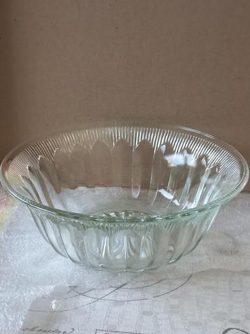 Antieke glazen saladeschaal beschikbaar voor biedingen
