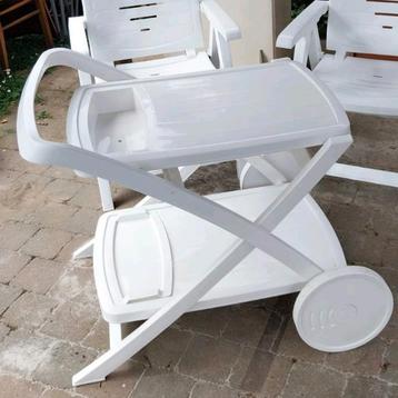 Plastic tafel met wielen beschikbaar voor biedingen