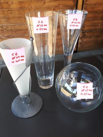 4 mooie decoratieve vazen 5€ per stuk beschikbaar voor biedingen