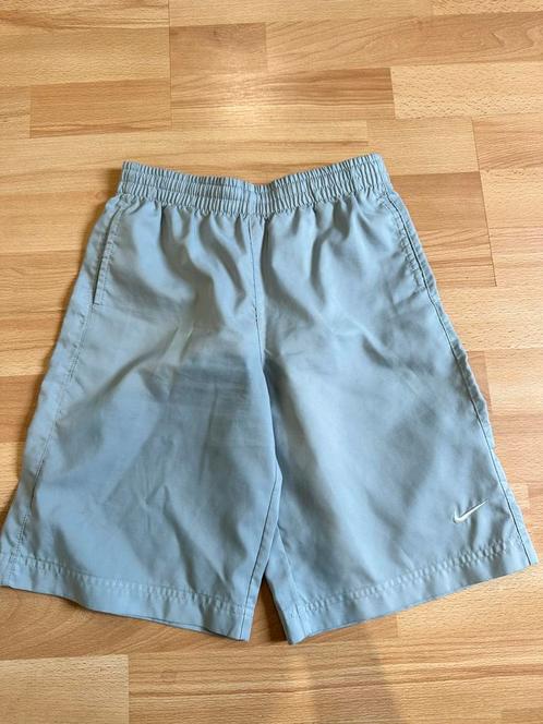 Luchtig short van Nike - maat 122/128, Kinderen en Baby's, Kinderkleding | Maat 122, Zo goed als nieuw, Jongen of Meisje, Sport- of Zwemkleding