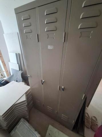 Locker metalen kast beschikbaar voor biedingen