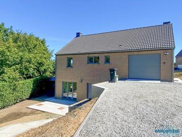 Belle maison 4 façades avec 4 chambres, garage et terrasse.