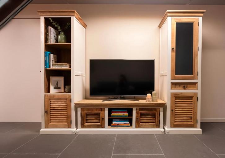 Massief houten wandkast Newhaven – 2m53 breed, Huis en Inrichting, Kasten | Ladekasten, Gebruikt, Overige houtsoorten, Glas, Ophalen