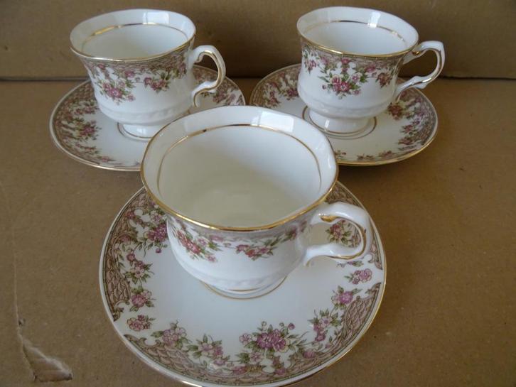 Vintage vergulde kop en schotels Balmoral Castle Bone China, Verzamelen, Porselein, Kristal en Bestek, Gebruikt, Kop en/of schotel