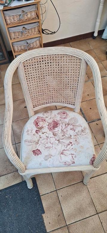 Witte houten stoel (4 stuks) beschikbaar voor biedingen