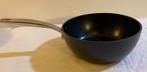 KitchenAid Wok/Casserole met platte bodem (2L/20cm) als nieu, Huis en Inrichting, Keuken | Potten en Pannen, Keramische plaat