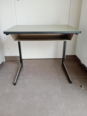 Oldschool lessenaar / bureau beschikbaar voor biedingen