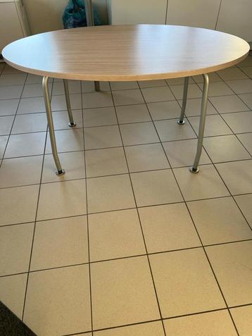 Stijlvolle ovale eettafel – licht houtmotief beschikbaar voor biedingen