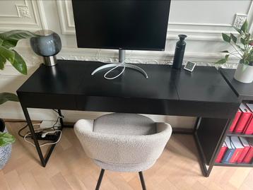 Modern bureau zwart beschikbaar voor biedingen